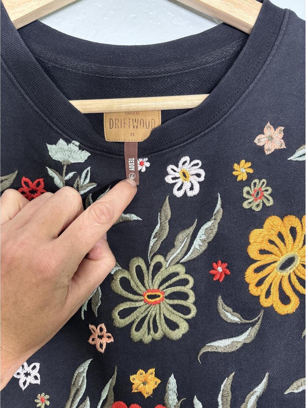 Boho grandma Driftwood floral embroidered sweatshirt - Picture 3 of 5